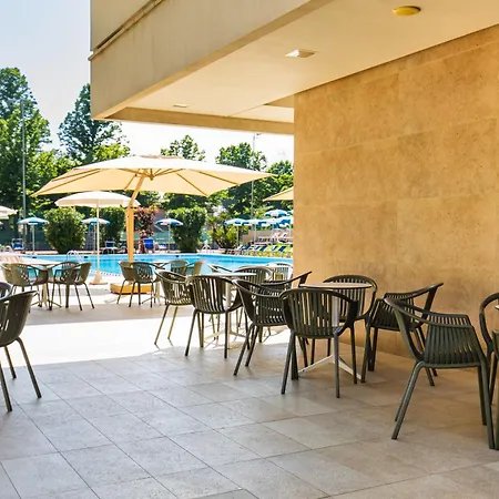 Отель Ambasciatori Чезенатико